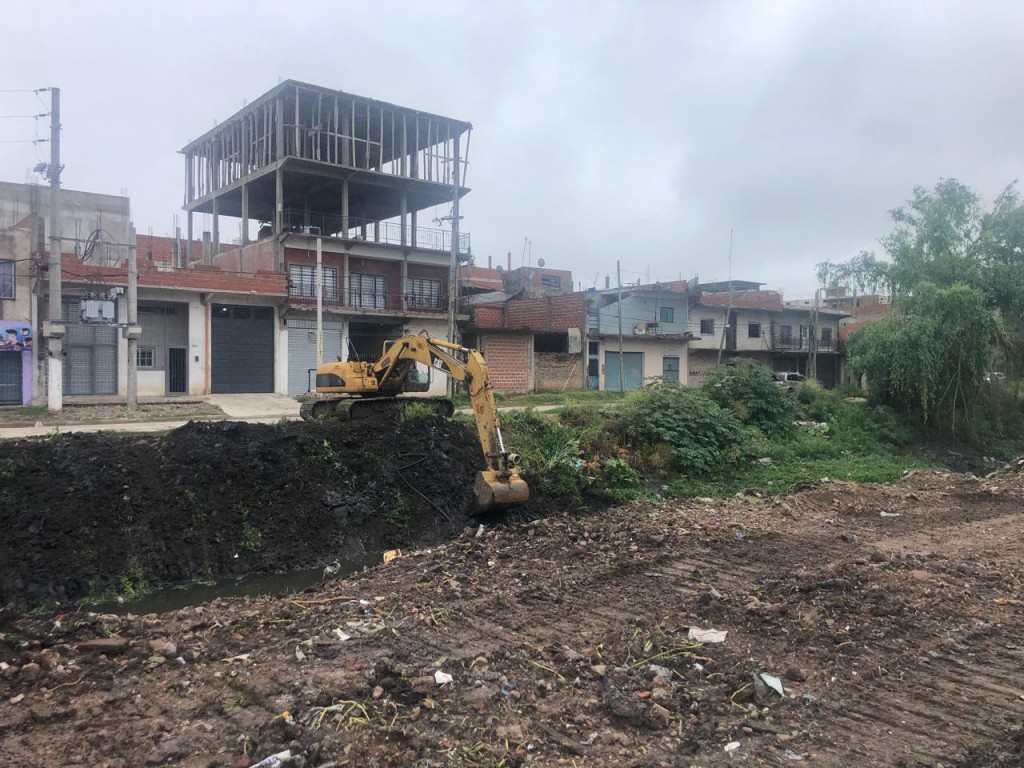 Esteban Echeverría avanza en obras de limpieza del arroyo Santa Catalina para prevenir inundaciones