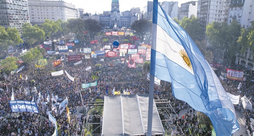 Masiva marcha federal en defensa de la educación pública