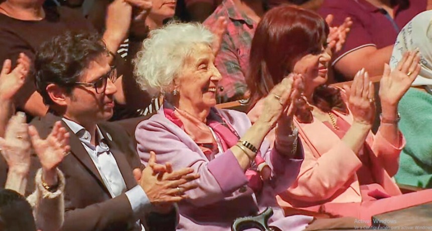 Cristina y Kicillof se reencontraron en el emotivo aniversario de Abuelas de Plaza de Mayo: 