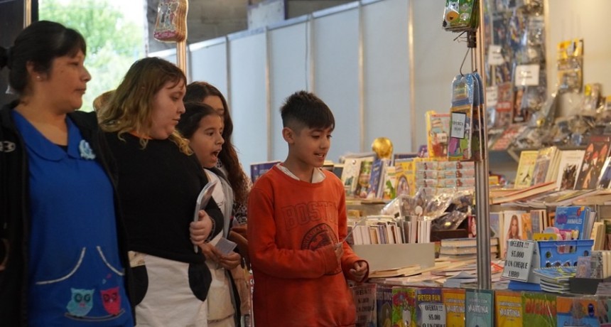 Más de 80 escuelas de Merlo recorrieron la Feria del Libro y recibieron la colección 