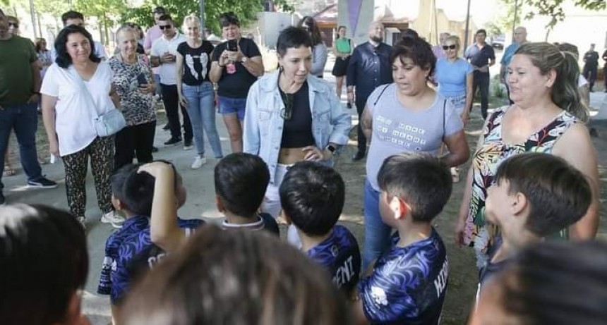 Mayra Mendoza inauguró una nueva posta de seguridad en la plaza Carlos Maier en Bernal