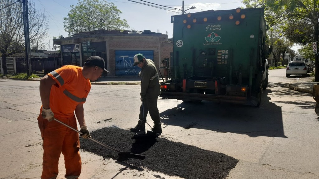 Avanzan las obras de bacheo en Luis Guillón: nuevas mejoras en las calles del distrito