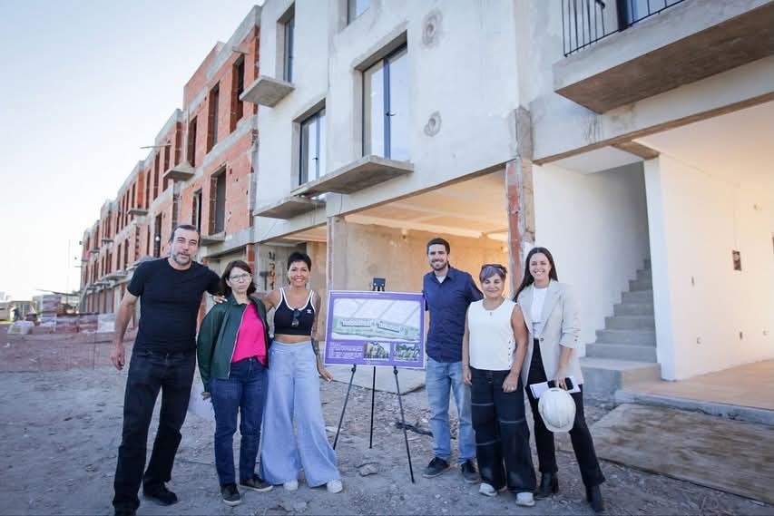 Mayra Mendoza y Batakis recorrieron las nuevas viviendas en Quilmes Oeste y apuntaron contra Milei