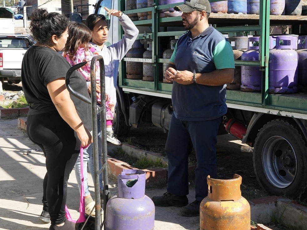 Monte Grande Sur: operativo municipal ofrece recarga de garrafas más baratas que en el mercado