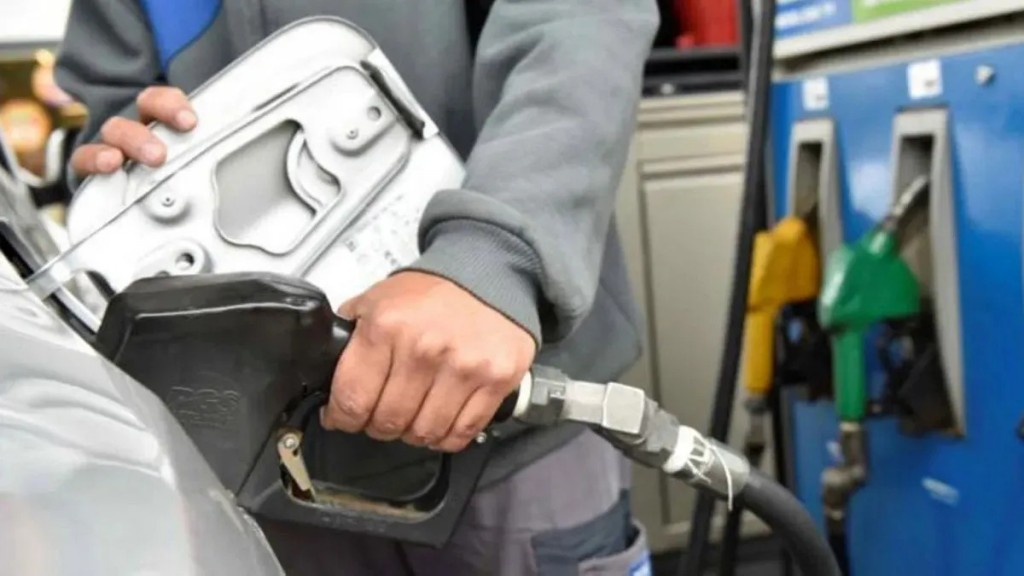 El Gobierno postergó por un mes la suba del impuesto a los combustibles para evitar un alza en las naftas