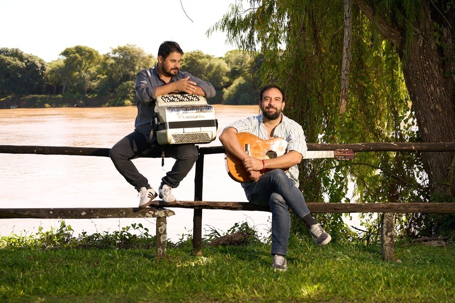 La música del litoral brillará en el Parque Centenario con Atardeciendo Amaneceres