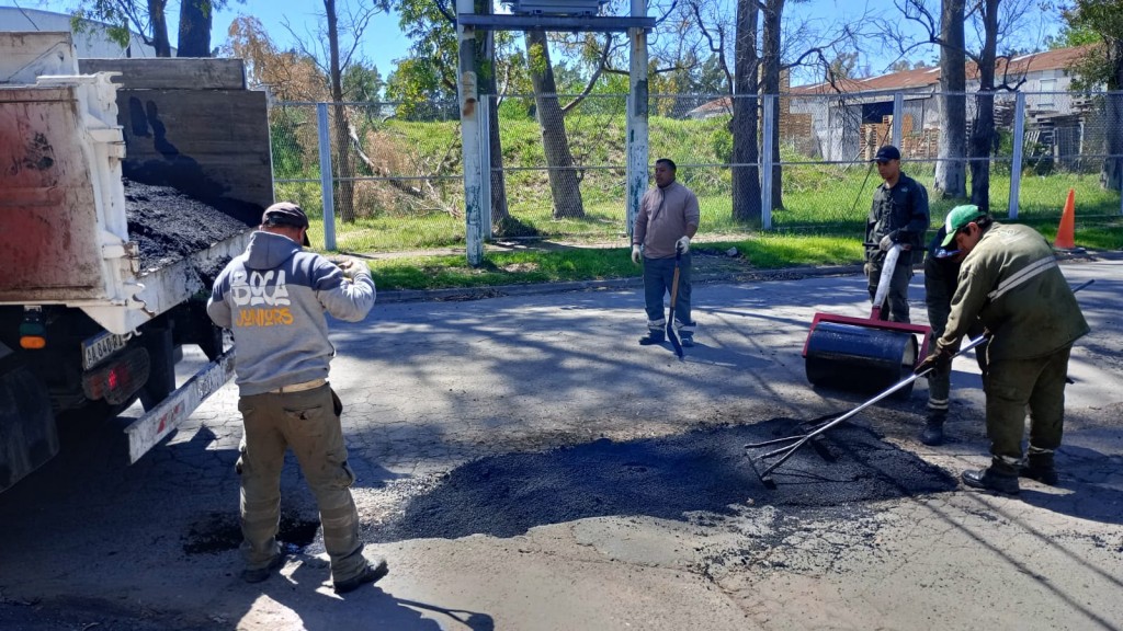 Avanzan las obras de bacheo en Luis Guillón para mejorar la circulación
