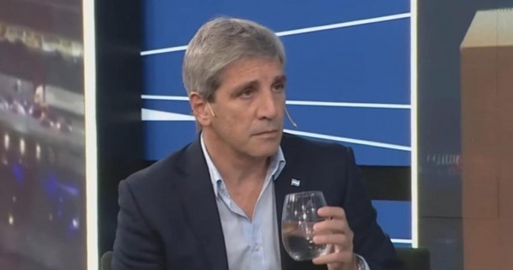 Caputo volvió de EE. UU. sin anuncios concretos: descartó la dolarización y habló de un “salvataje” sin detalles