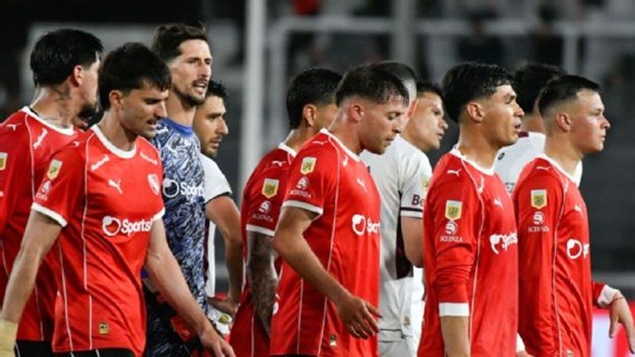 Lanús hundió a Independiente en Avellaneda: derrota 2-0 y crisis total para el Rojo