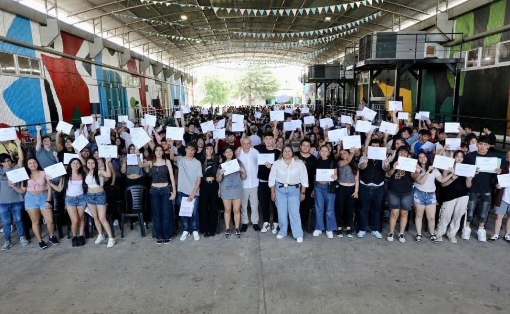 Más de 2.000 estudiantes de Avellaneda viajarán a Mar del Plata con el programa «Tu viaje de egresadxs solidario»