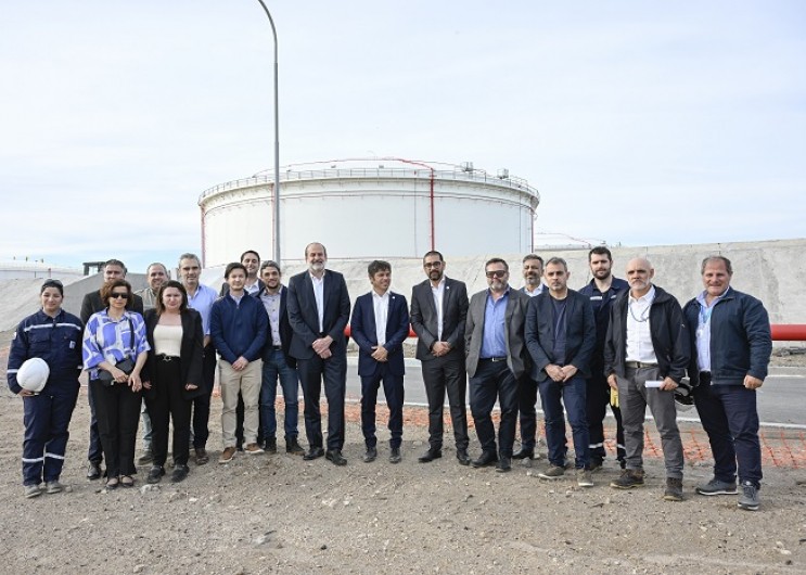 Kicillof recorrió las obras de expansión del Puerto de Coronel Rosales y destacó el trabajo conjunto entre el Estado y el sector privado