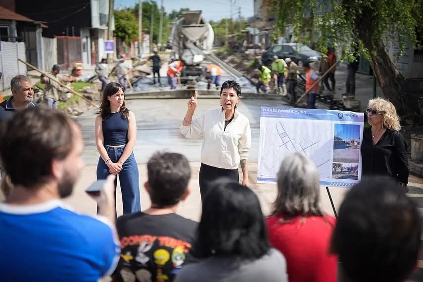 Mayra Mendoza supervisó el avance de las obras de asfalto en los barrios Kolynos y La Primavera