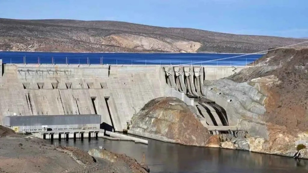 Milei avanza con la privatización energética: habilitó la venta total de cuatro centrales hidroeléctricas