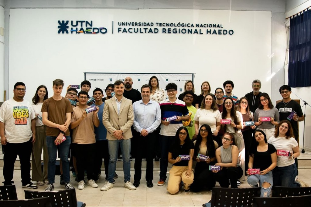 Lucas Ghi entregó anteojos a estudiantes de la UTN Haedo para promover la igualdad educativa