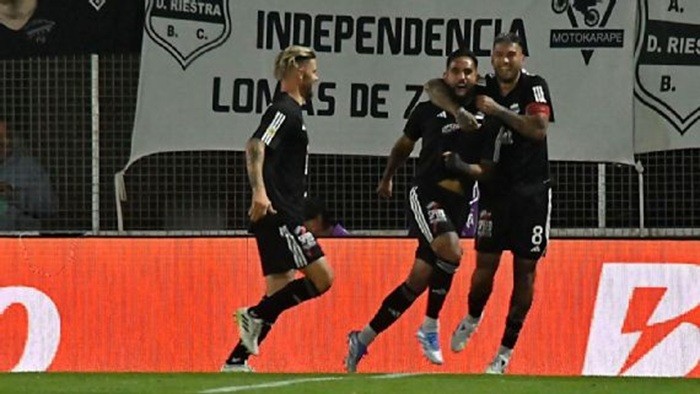 Riestra venció a Instituto, es líder y se clasificó a octavos: el sueño de la Libertadores está más vivo que nunca