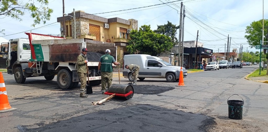 Luis Guillón: el Municipio avanza con nuevas obras de bacheo para mejorar las calles