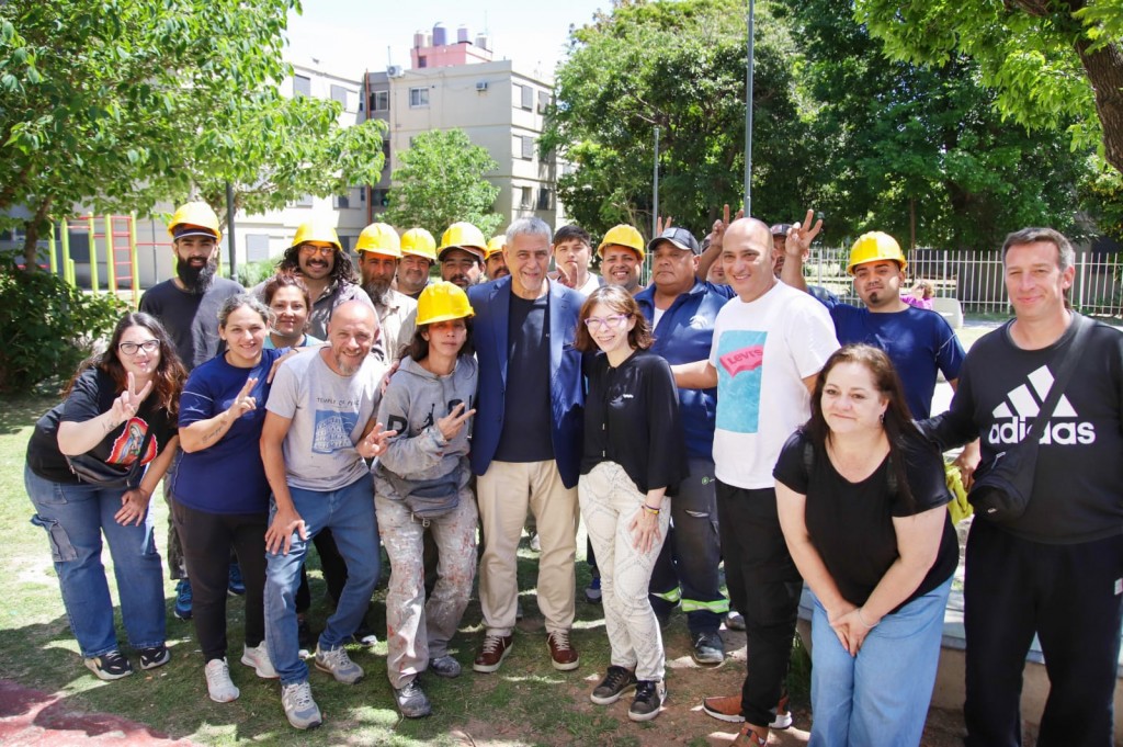 Ferraresi y Batakis entregaron nuevas viviendas en Isla Maciel y recorrieron obras en Avellaneda
