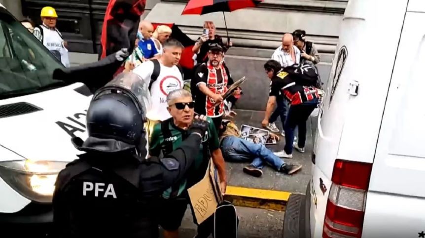 Violenta represión frente al Congreso: un jubilado fracturado y denuncia penal contra la Policía Federal