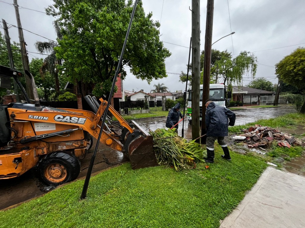 Esteban Echeverría: el Municipio realiza operativos de limpieza y asistencia tras las intensas lluvias