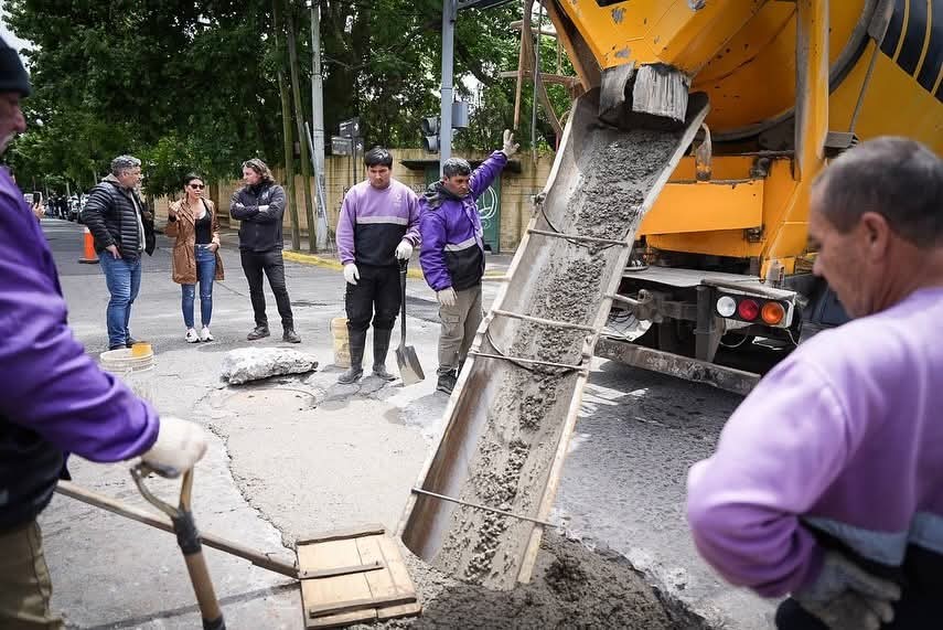 Mayra Mendoza supervisó obras de bacheo en el centro de Quilmes