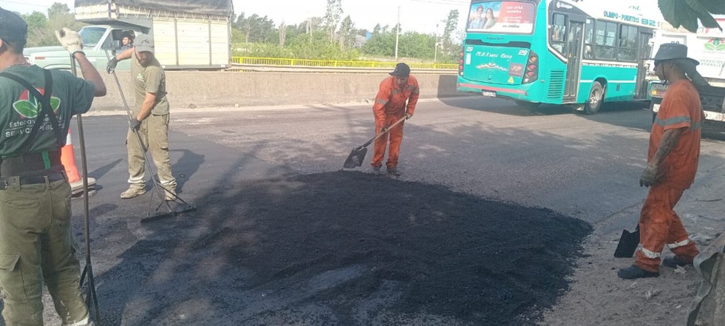 Avanzan los trabajos de bacheo en Camino de Cintura, a la altura de 9 de Abril