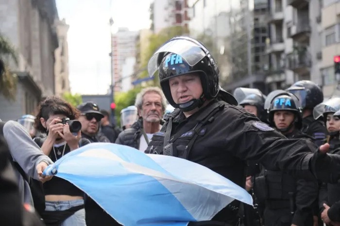 Gases, heridos y un operativo desmedido en la protesta de jubilados frente al Congreso
