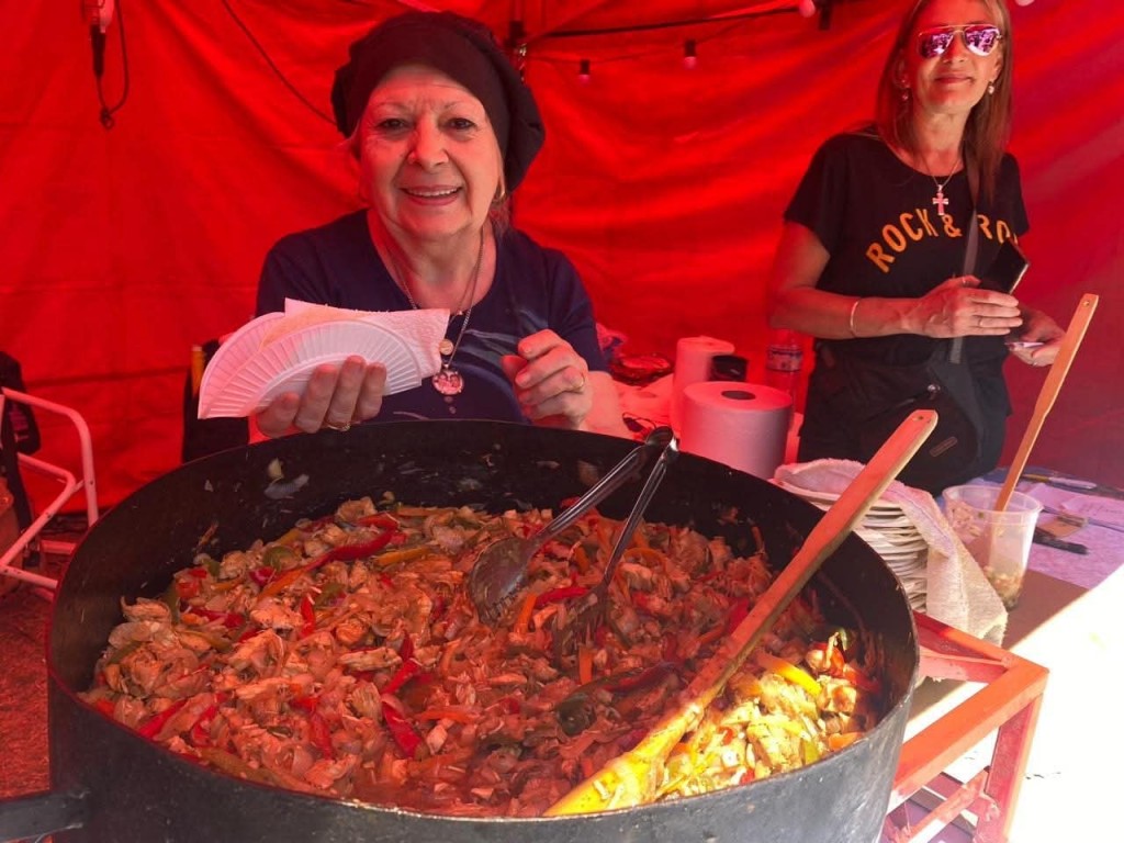 Entre el humo del disco y el perfume dulce de las tortitas: la esencia gastronómica bonaerense