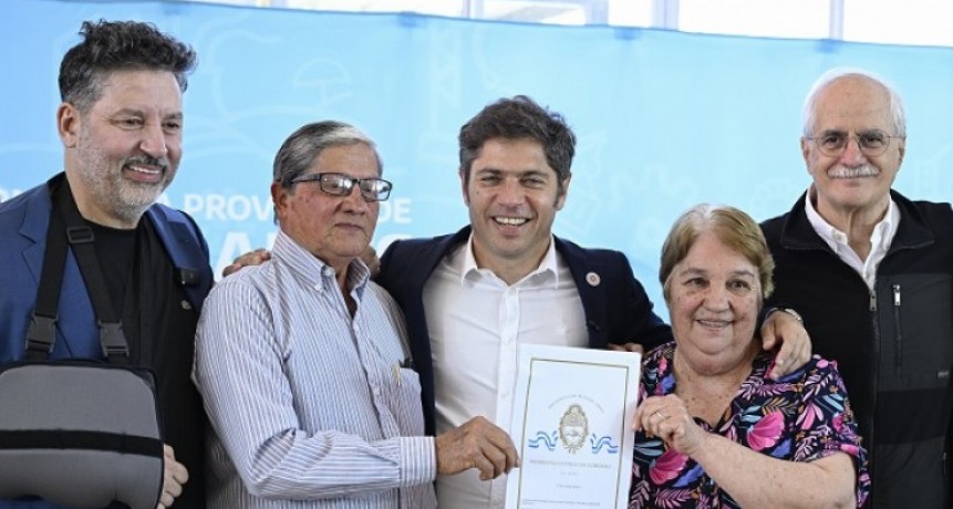 Kicillof entregó escrituras en Merlo y apuntó contra Milei: “Es la estafa electoral más grande de la historia”