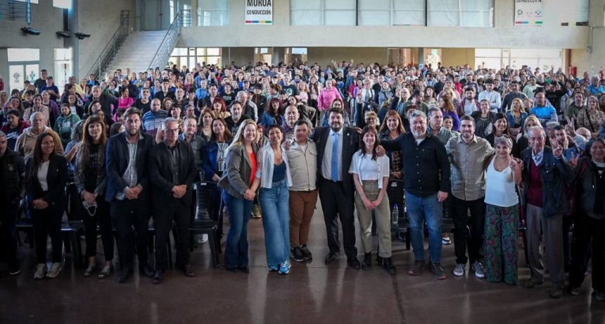 Mayra Mendoza y el ministro Mena entregaron escrituras a más de 800 familias en Quilmes