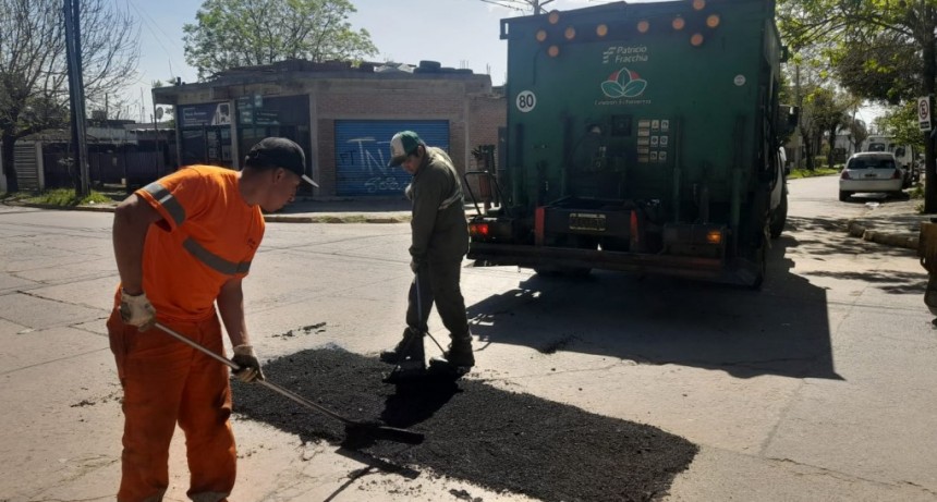 Avanzan las obras de bacheo en Luis Guillón: nuevas mejoras en las calles del distrito