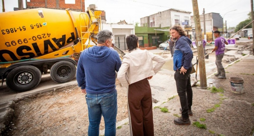 Mayra Mendoza recorrió Bernal Oeste y supervisó un operativo de limpieza y bacheo