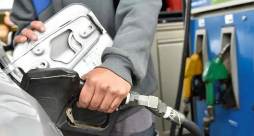 El Gobierno postergó por un mes la suba del impuesto a los combustibles para evitar un alza en las naftas