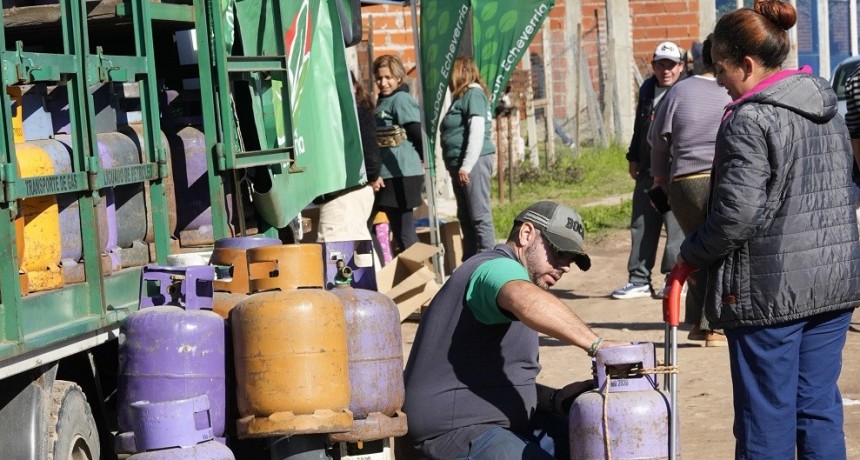 Operativo de recarga de garrafas a precio accesible en Luis Guillón