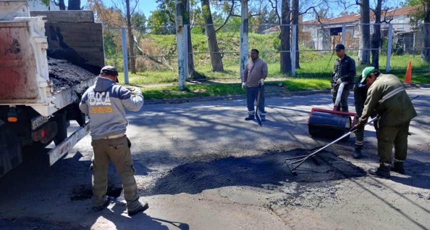 Avanzan las obras de bacheo en Luis Guillón para mejorar la circulación