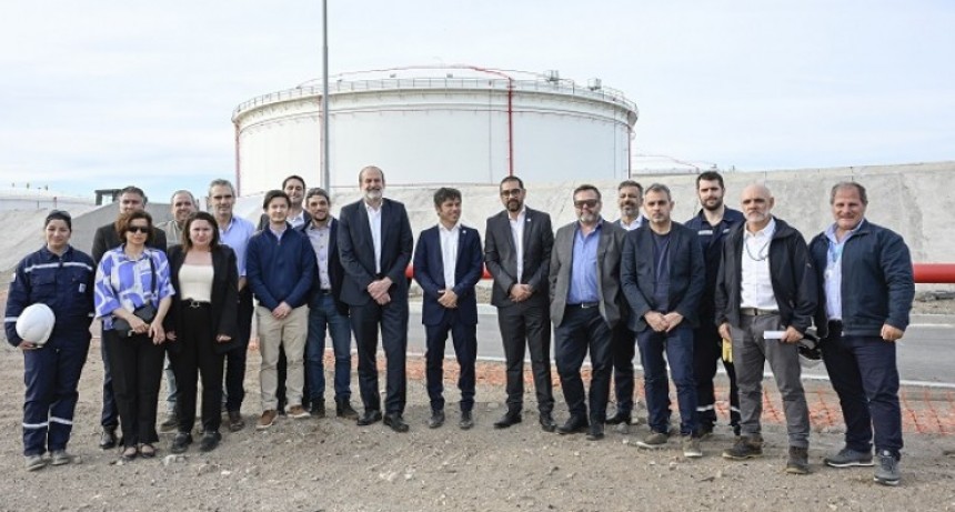 Kicillof recorrió las obras de expansión del Puerto de Coronel Rosales y destacó el trabajo conjunto entre el Estado y el sector privado