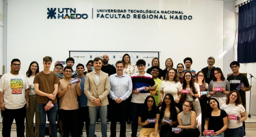 Lucas Ghi entregó anteojos a estudiantes de la UTN Haedo para promover la igualdad educativa