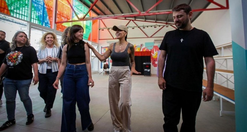 Mayra Mendoza y Juan Grabois inauguraron el nuevo Centro Cultural y Biblioteca IAPI en Bernal Oeste