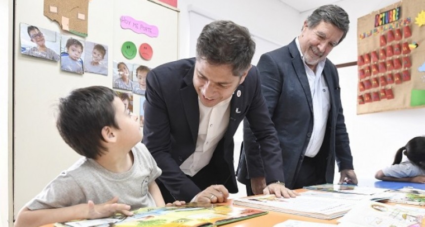 Kicillof visitó una escuela especial en Pergamino y apuntó contra las políticas del Gobierno nacional