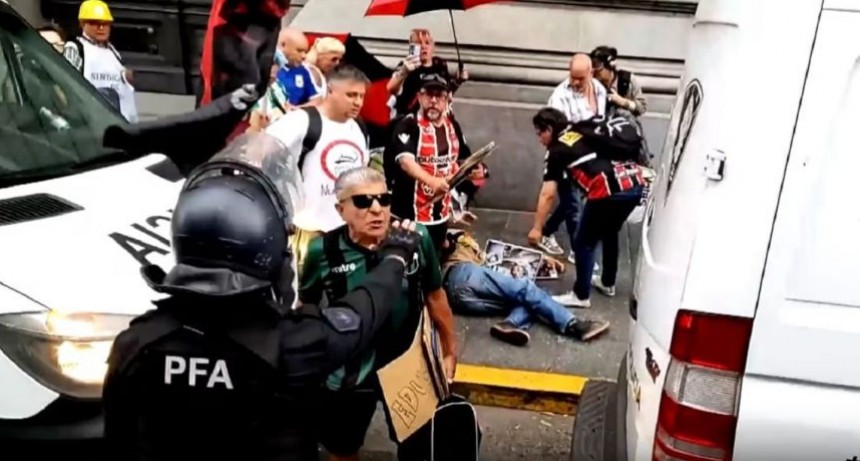 Violenta represión frente al Congreso: un jubilado fracturado y denuncia penal contra la Policía Federal