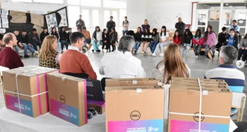 Entregaron notebooks y una pantalla interactiva a la Escuela Secundaria N° 6 del barrio Aeroparque