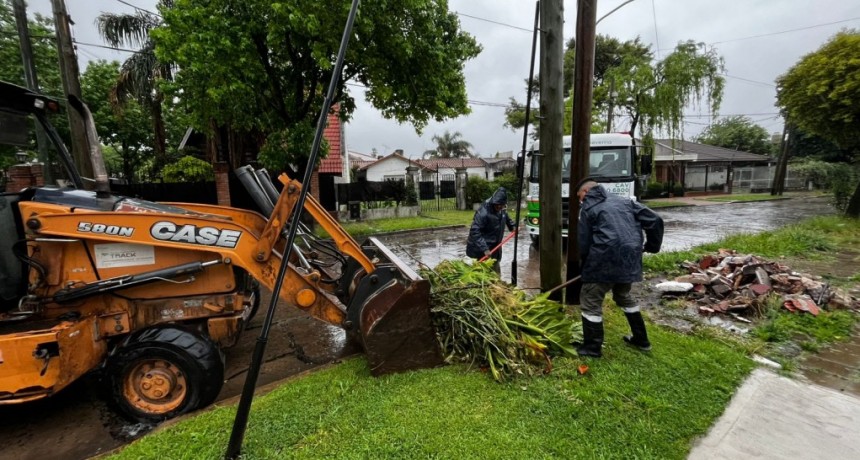 Esteban Echeverría: el Municipio realiza operativos de limpieza y asistencia tras las intensas lluvias