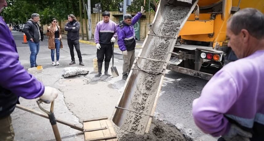 Mayra Mendoza supervisó obras de bacheo en el centro de Quilmes