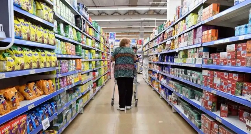Caída del consumo y más deuda: los argentinos usan crédito para comprar comida