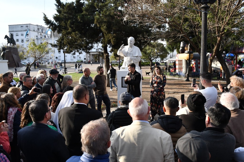 Mor&oacute;n homenaje&oacute; al papa Francisco con una escultura frente a la Catedral
