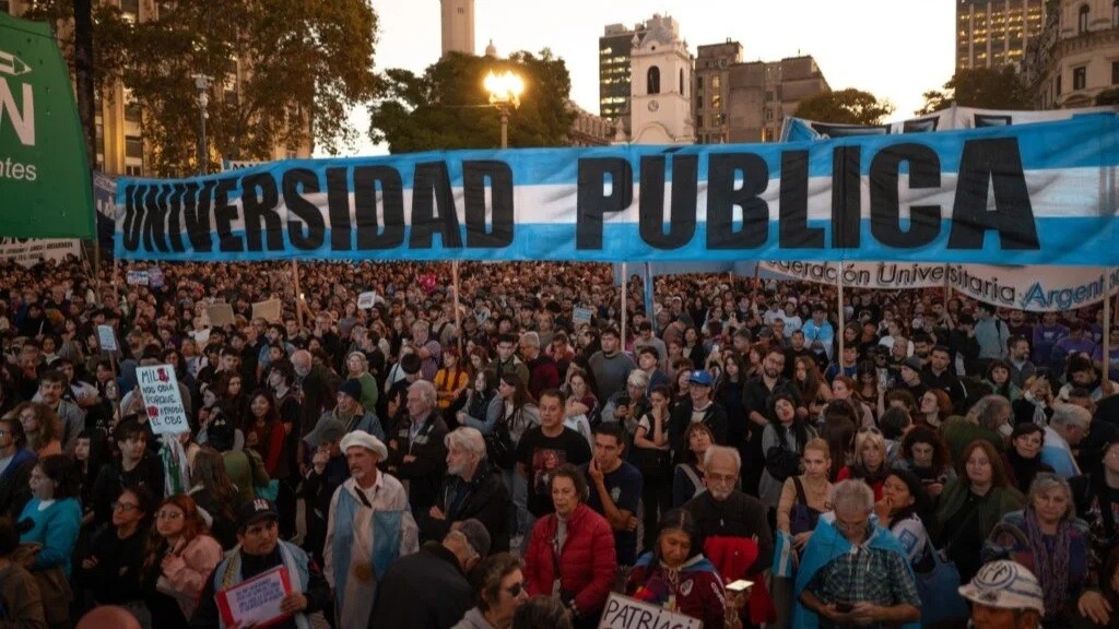 La Justicia orden&oacute; a Milei aplicar de inmediato la Ley de Financiamiento Universitario