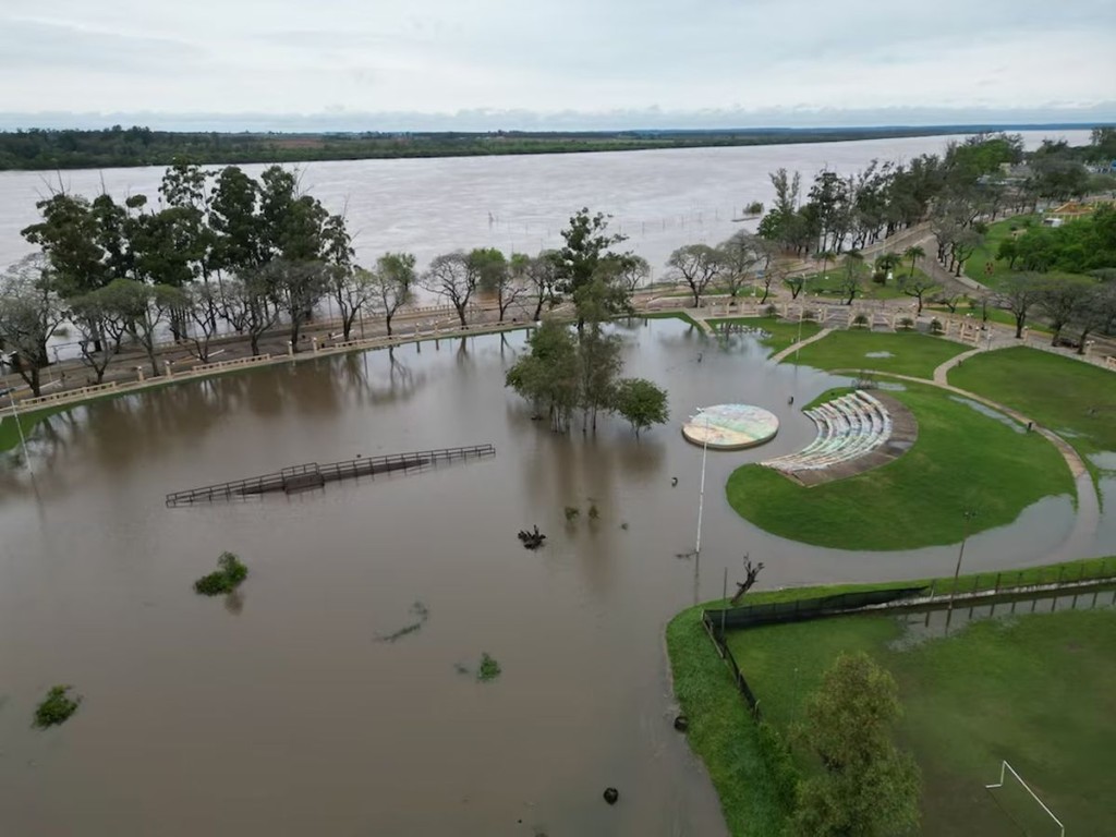 El r&iacute;o Uruguay vuelve a crecer y deja evacuados en el Litoral: advierten por m&aacute;s lluvias