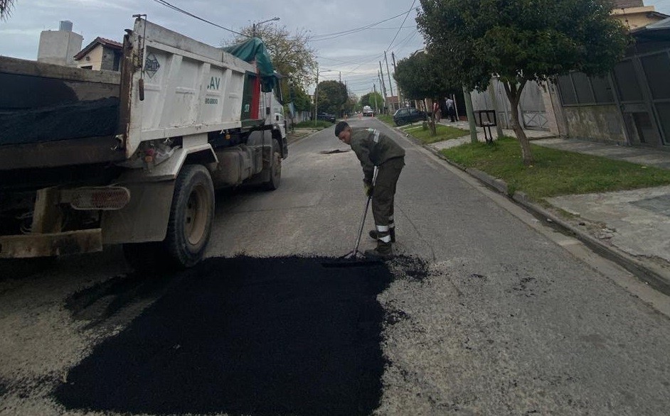 Monte Grande: el Municipio contin&uacute;a con el plan de bacheo para mejorar la circulaci&oacute;n