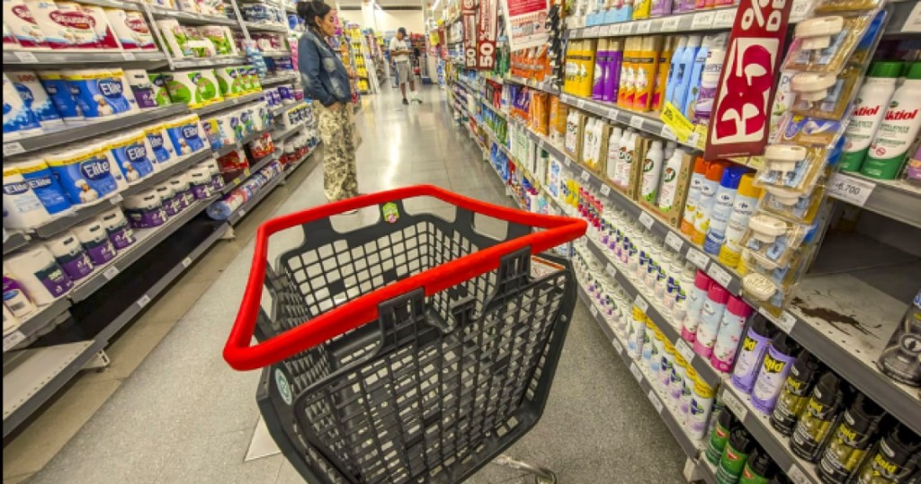 La inflaci&oacute;n volvi&oacute; a acelerarse y qued&oacute; lejos de la promesa de Milei de que empezar&iacute;a con cero
