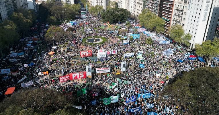 La marcha universitaria que desbord&oacute; las calles y puso al Gobierno bajo la lupa por la represi&oacute;n