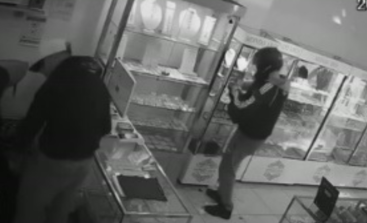 Robo en Merlo: entraron armados y con un martillo a una joyer&iacute;a y amenazaron a la empleada
